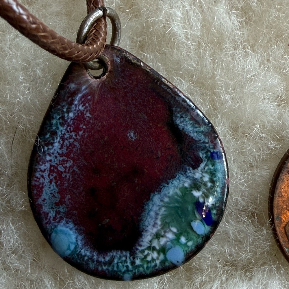 Vintage enameled copper small necklace that is reversible. Lovely - Picture 8 of 9